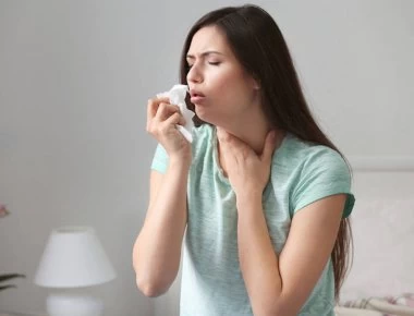 Επίμονος βήχας το καλοκαίρι: Γιατί συμβαίνει – Τι να κάνετε